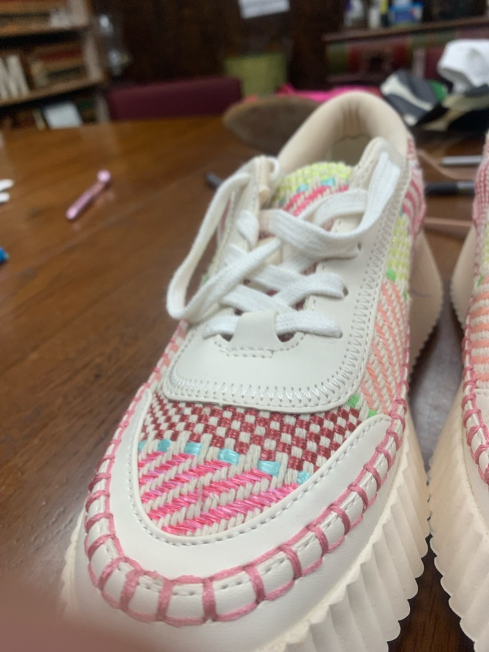 Tennis shoes - Picture 2 of 4
